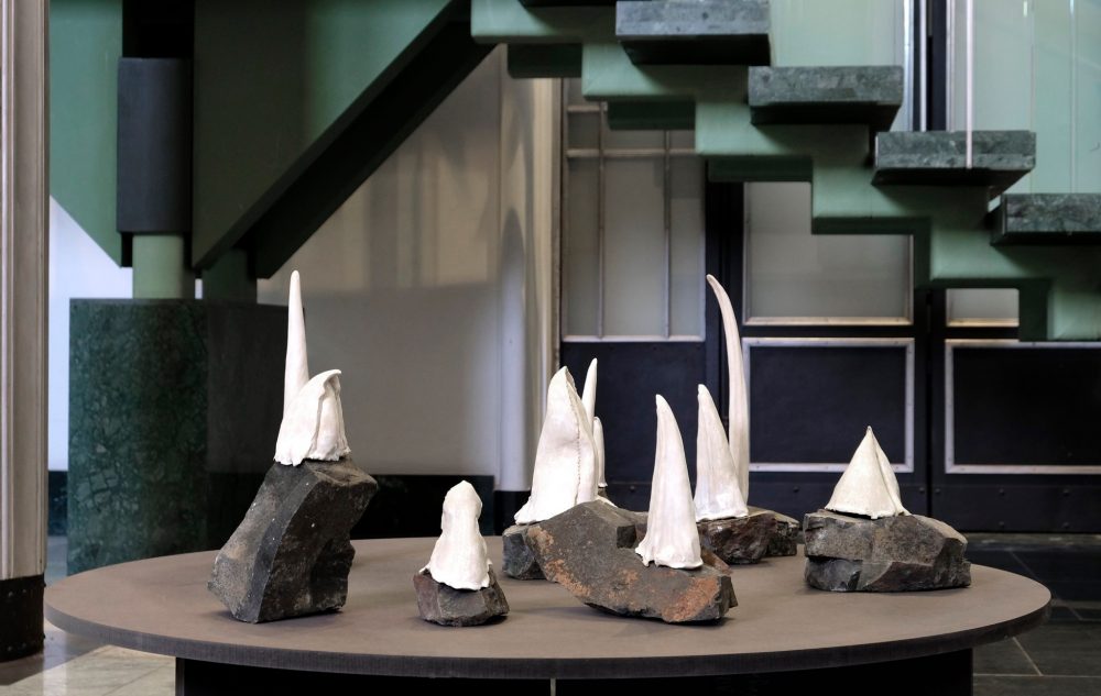 As x as y Jubiläumsausstellung zur deutsch-polnischen Städtepartnerschaft zwischen Düsseldorf und Warschau. Mit Mateusz Choróbski, Paul Czerlitzki, Zuza Golińska, Klara Kayser, Gizela Mickiewicz, Ulrike Möschel, Katarzyna Przezwańska und Angelika J. Trojnarski.