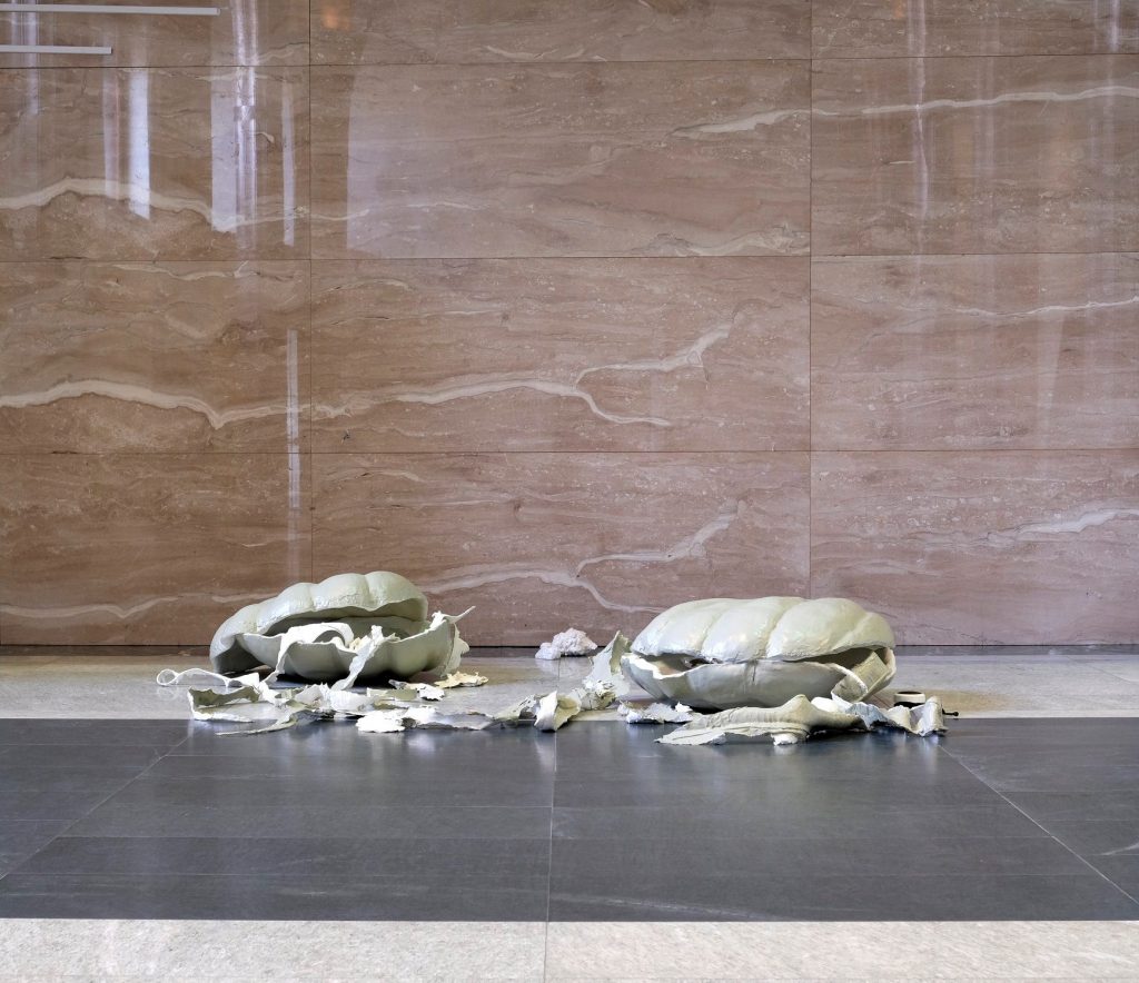 As x as y Jubiläumsausstellung zur deutsch-polnischen Städtepartnerschaft zwischen Düsseldorf und Warschau. Mit Mateusz Choróbski, Paul Czerlitzki, Zuza Golińska, Klara Kayser, Gizela Mickiewicz, Ulrike Möschel, Katarzyna Przezwańska und Angelika J. Trojnarski.