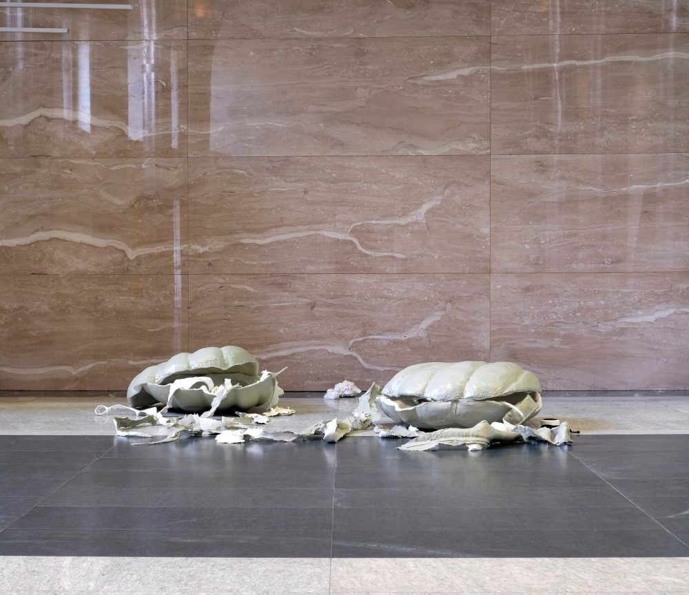 As x as y Jubiläumsausstellung zur deutsch-polnischen Städtepartnerschaft zwischen Düsseldorf und Warschau. Mit Mateusz Choróbski, Paul Czerlitzki, Zuza Golińska, Klara Kayser, Gizela Mickiewicz, Ulrike Möschel, Katarzyna Przezwańska und Angelika J. Trojnarski.