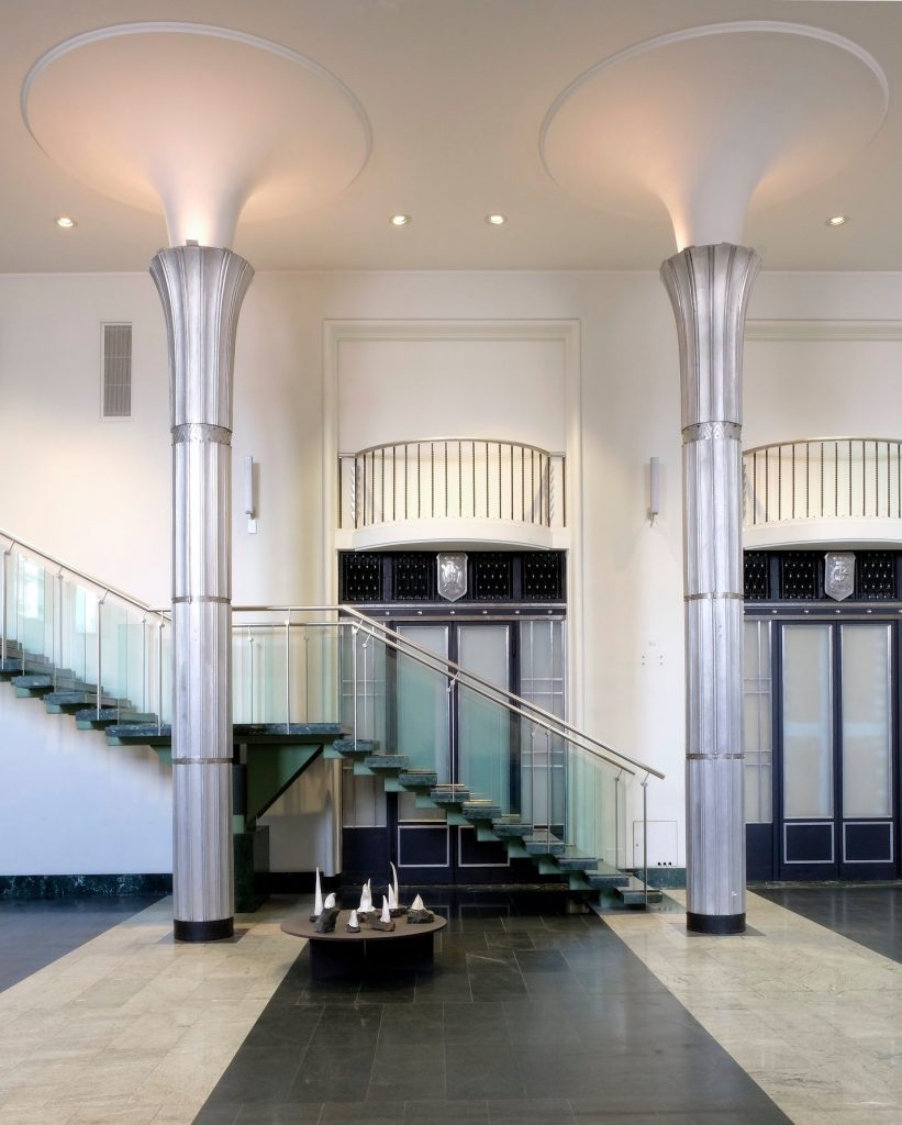 As x as y Jubiläumsausstellung zur deutsch-polnischen Städtepartnerschaft zwischen Düsseldorf und Warschau. Mit Mateusz Choróbski, Paul Czerlitzki, Zuza Golińska, Klara Kayser, Gizela Mickiewicz, Ulrike Möschel, Katarzyna Przezwańska und Angelika J. Trojnarski.