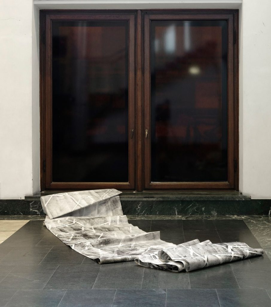 As x as y Jubiläumsausstellung zur deutsch-polnischen Städtepartnerschaft zwischen Düsseldorf und Warschau. Mit Mateusz Choróbski, Paul Czerlitzki, Zuza Golińska, Klara Kayser, Gizela Mickiewicz, Ulrike Möschel, Katarzyna Przezwańska und Angelika J. Trojnarski.