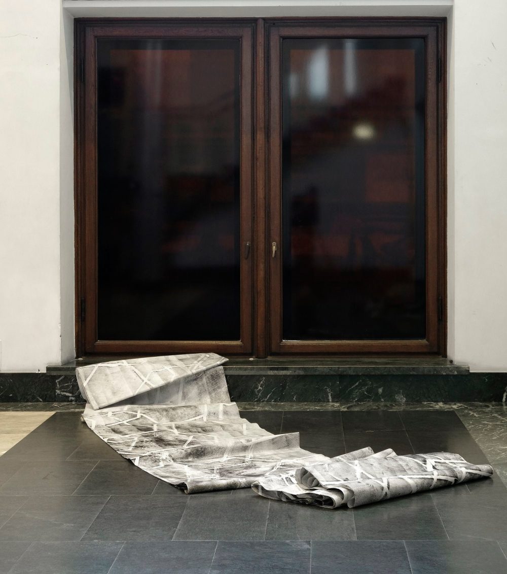 As x as y Jubiläumsausstellung zur deutsch-polnischen Städtepartnerschaft zwischen Düsseldorf und Warschau. Mit Mateusz Choróbski, Paul Czerlitzki, Zuza Golińska, Klara Kayser, Gizela Mickiewicz, Ulrike Möschel, Katarzyna Przezwańska und Angelika J. Trojnarski.