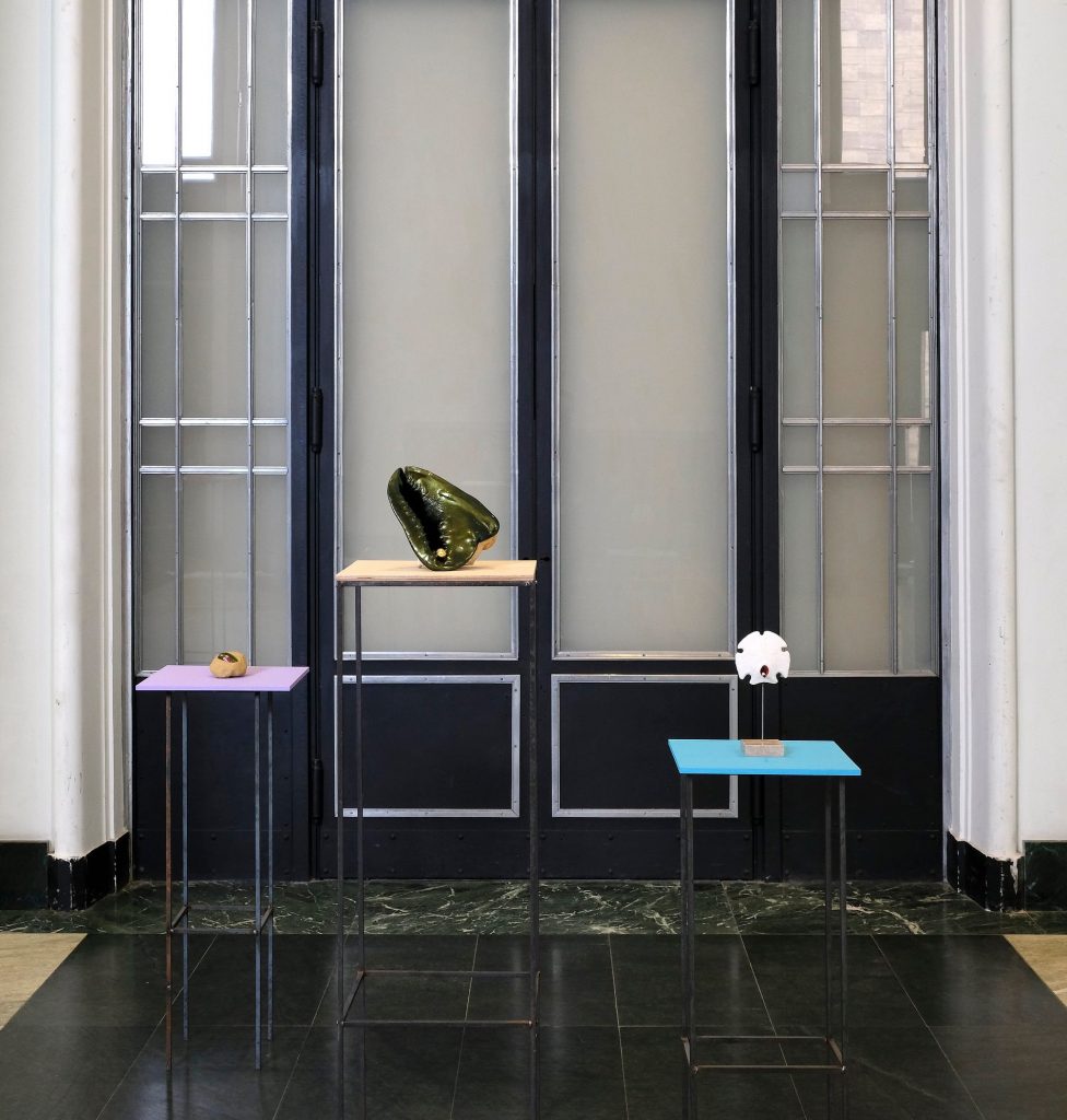 As x as y Jubiläumsausstellung zur deutsch-polnischen Städtepartnerschaft zwischen Düsseldorf und Warschau. Mit Mateusz Choróbski, Paul Czerlitzki, Zuza Golińska, Klara Kayser, Gizela Mickiewicz, Ulrike Möschel, Katarzyna Przezwańska und Angelika J. Trojnarski.