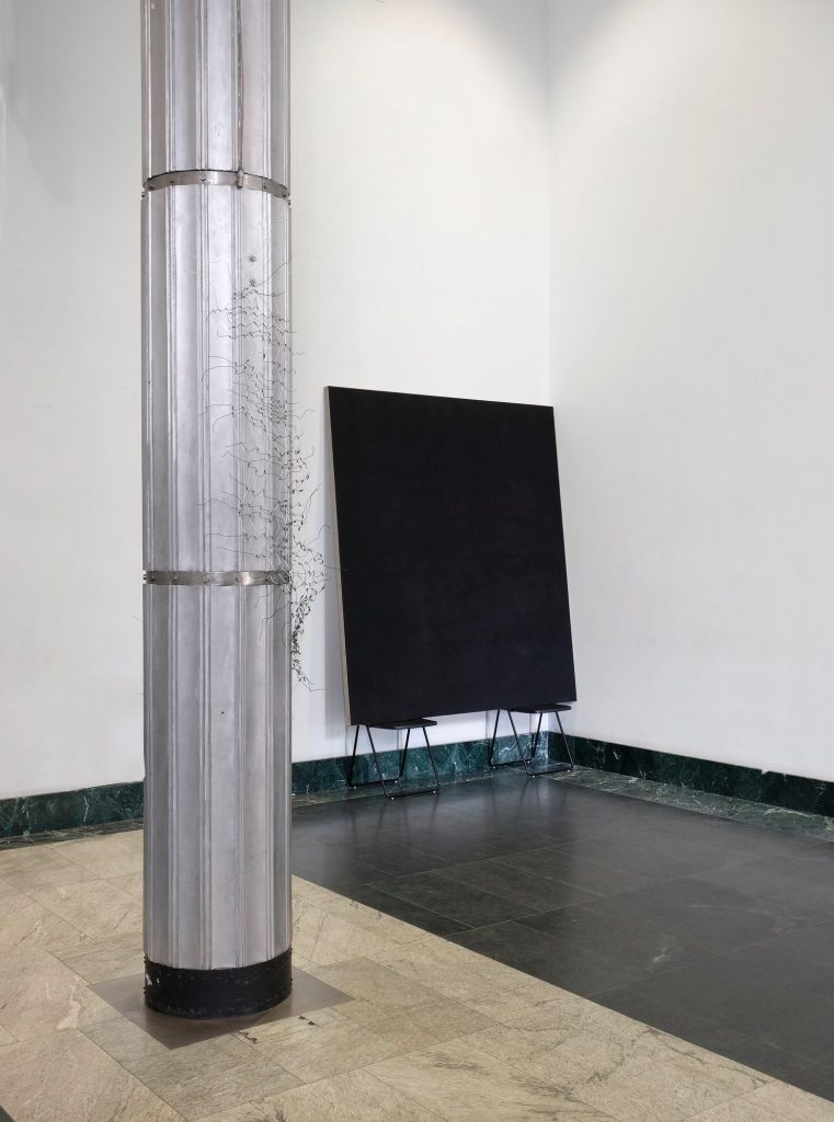 As x as y Jubiläumsausstellung zur deutsch-polnischen Städtepartnerschaft zwischen Düsseldorf und Warschau. Mit Mateusz Choróbski, Paul Czerlitzki, Zuza Golińska, Klara Kayser, Gizela Mickiewicz, Ulrike Möschel, Katarzyna Przezwańska und Angelika J. Trojnarski.