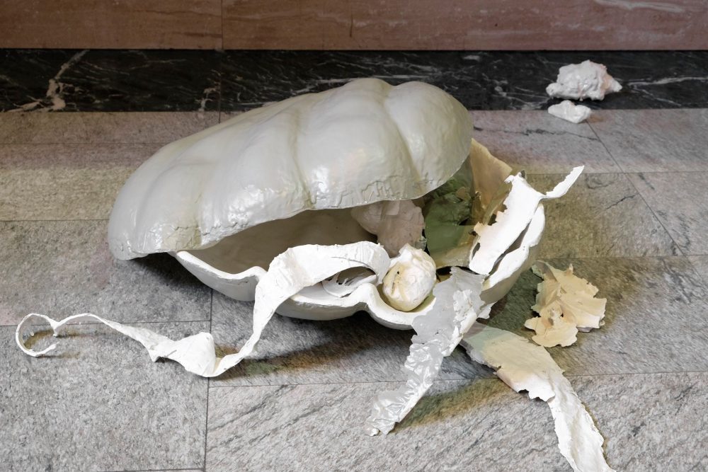 As x as y Jubiläumsausstellung zur deutsch-polnischen Städtepartnerschaft zwischen Düsseldorf und Warschau. Mit Mateusz Choróbski, Paul Czerlitzki, Zuza Golińska, Klara Kayser, Gizela Mickiewicz, Ulrike Möschel, Katarzyna Przezwańska und Angelika J. Trojnarski.