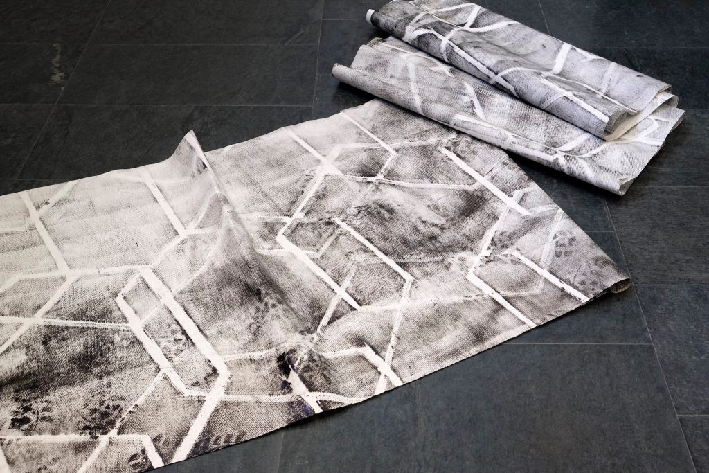 As x as y Jubiläumsausstellung zur deutsch-polnischen Städtepartnerschaft zwischen Düsseldorf und Warschau. Mit Mateusz Choróbski, Paul Czerlitzki, Zuza Golińska, Klara Kayser, Gizela Mickiewicz, Ulrike Möschel, Katarzyna Przezwańska und Angelika J. Trojnarski.