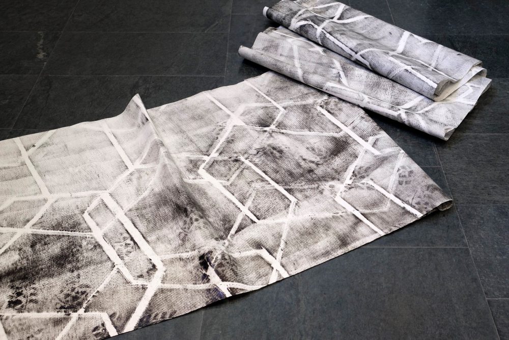 As x as y Jubiläumsausstellung zur deutsch-polnischen Städtepartnerschaft zwischen Düsseldorf und Warschau. Mit Mateusz Choróbski, Paul Czerlitzki, Zuza Golińska, Klara Kayser, Gizela Mickiewicz, Ulrike Möschel, Katarzyna Przezwańska und Angelika J. Trojnarski.