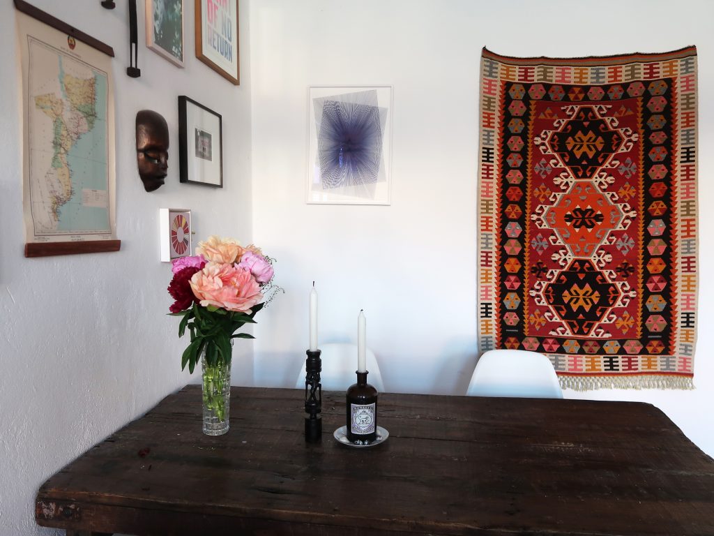 Foto im Wohnzimmer der Künstlerin Caroline Kryzecki