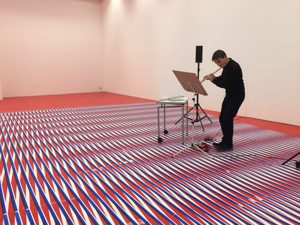 Der Musiker und Komponist Aaron Dan transformiert eine Zeichnung von Caroline Kryzecki in ein Musikstück. Das Stück für Flöte und Loop Machine heißt Kryzecki Structures. Aaron Dan hat das Stück in Kryzeckis Ausstellung Come out (to show them) in der Galerie Sexauer uraufgeführt.
