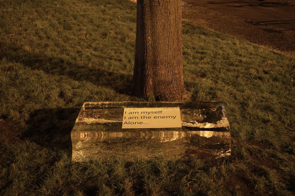 Paula Doepfner, Death Letter Blues, Eis, Permanentmarker auf Papier, 100 x 50 x 40 cm, 2020