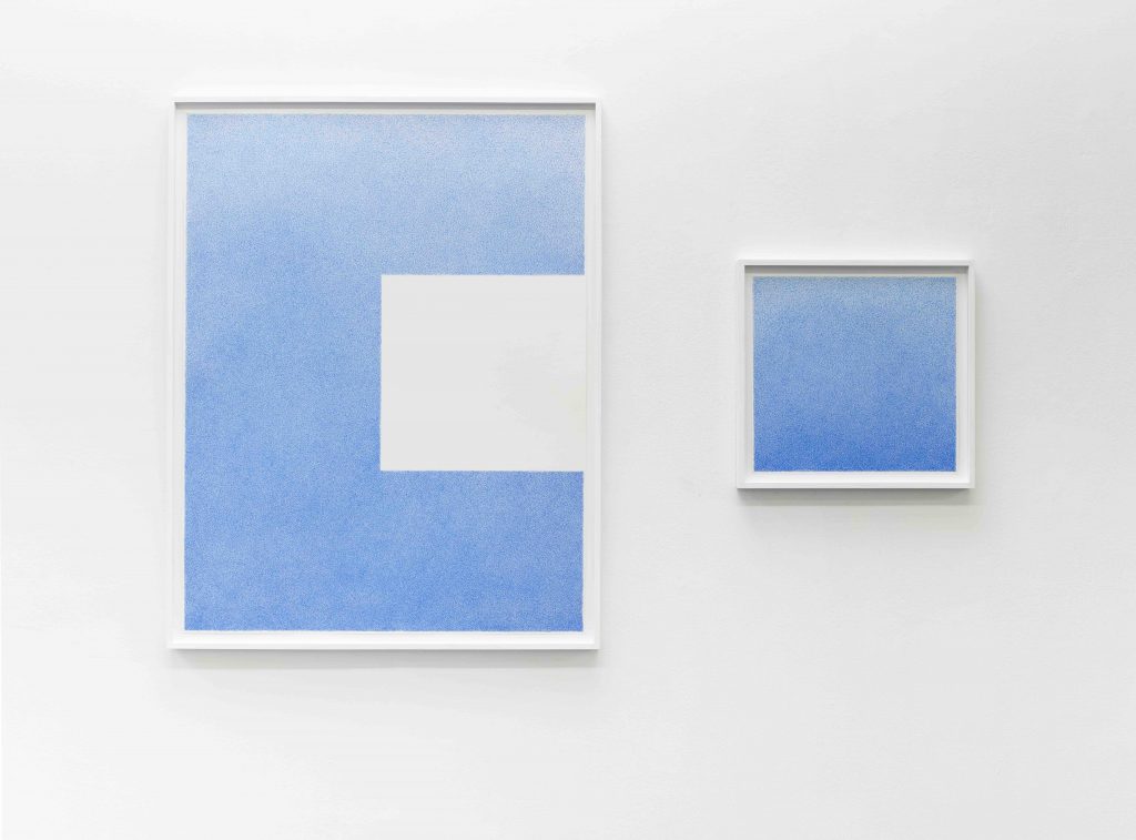 Ignacio Uriarte, Negativ und Positiv, Dokumentenechter Kugelschreiber auf Papier, 133,5 x 103,2 cm und 51 x 53,2 cm, 2017. Galerie Philipp von Rosen, Köln