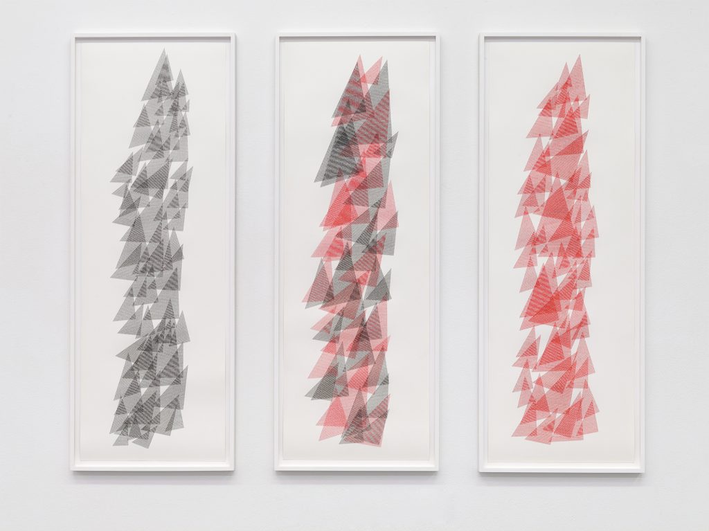 Ignacio Uriarte, Dreiklang, Schreibmaschine auf Papier, je 103,2 x 36 cm, 2017. Galerie Philipp von Rosen, Köln